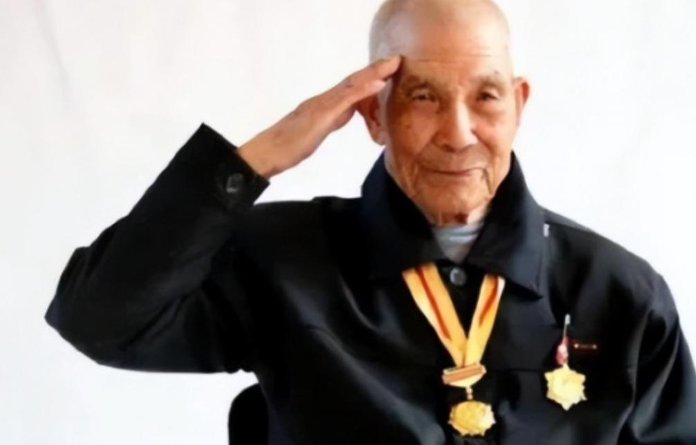 ☁2013年，郑州一91岁老人在生日宴上说胡话，女儿听后吓得当晚就来派出所