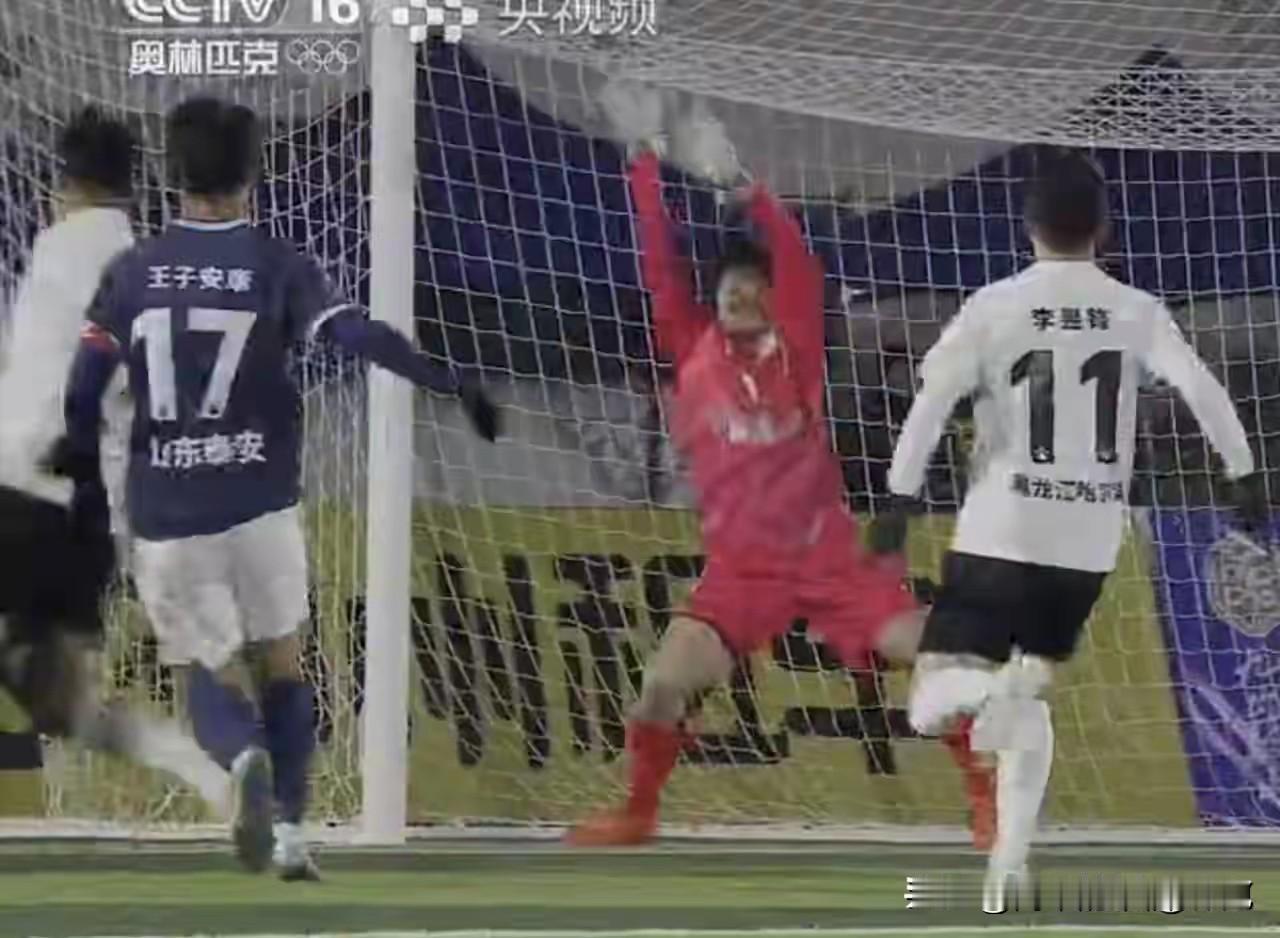 同样是5:0，泰安队太可惜了，看比赛结束时裁判举出的红牌，泰安队与决赛是铁定无缘