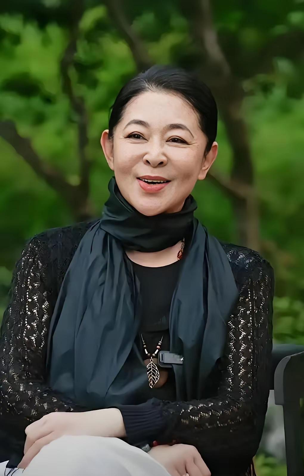 倪萍为件衣服辞保姆，看着是小题大做，其实藏着最实在的道理——做事没分寸，再留着也