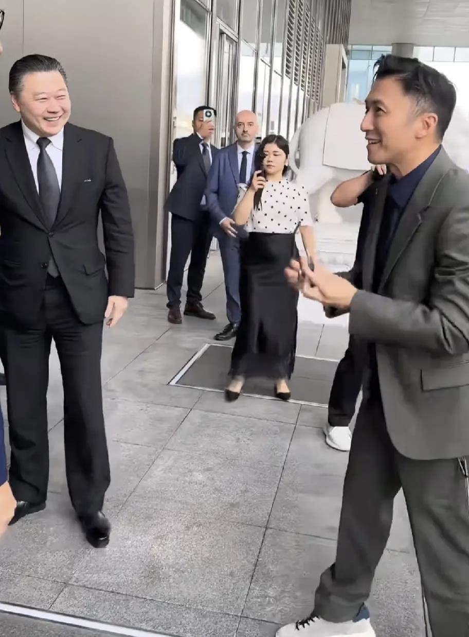 谢霆锋昨天现身正大中心，跟集团高管握手的画面，被不少人说成是“点头哈腰”？可细