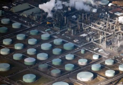 一吨原油进入炼油厂后，可以提炼出300公斤汽油、400公斤柴油和50公斤煤油，剩