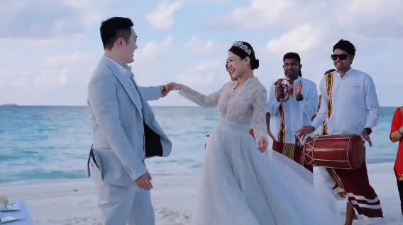 婚礼视频里，翻译小姐姐活泼得我一开始以为她是练体操的。后来才知道，人家是翻译。