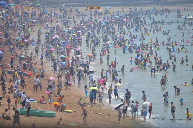 北方多地告别往年干爽的夏日气候，大范围湿热桑拿天气集中来袭，西北早前出现的极端干