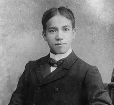 1926年，梁启超出现尿血的症状。这个发现让整个学界都揪紧了心，谁也没想到这