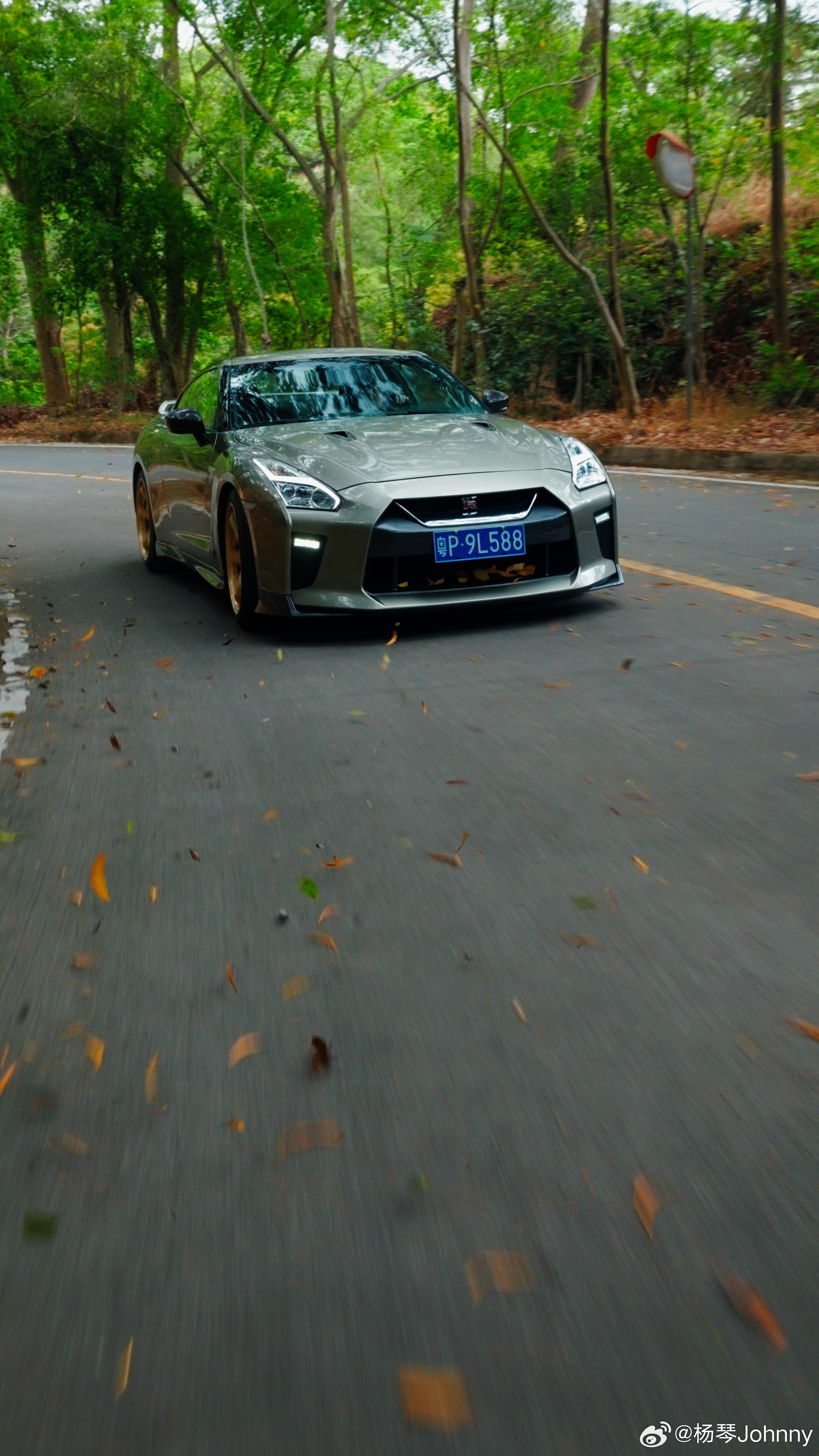 你每次过弯都很不自然。虽然你这辆GTR的马力很大，不过车头很重，大屏障山上那么多