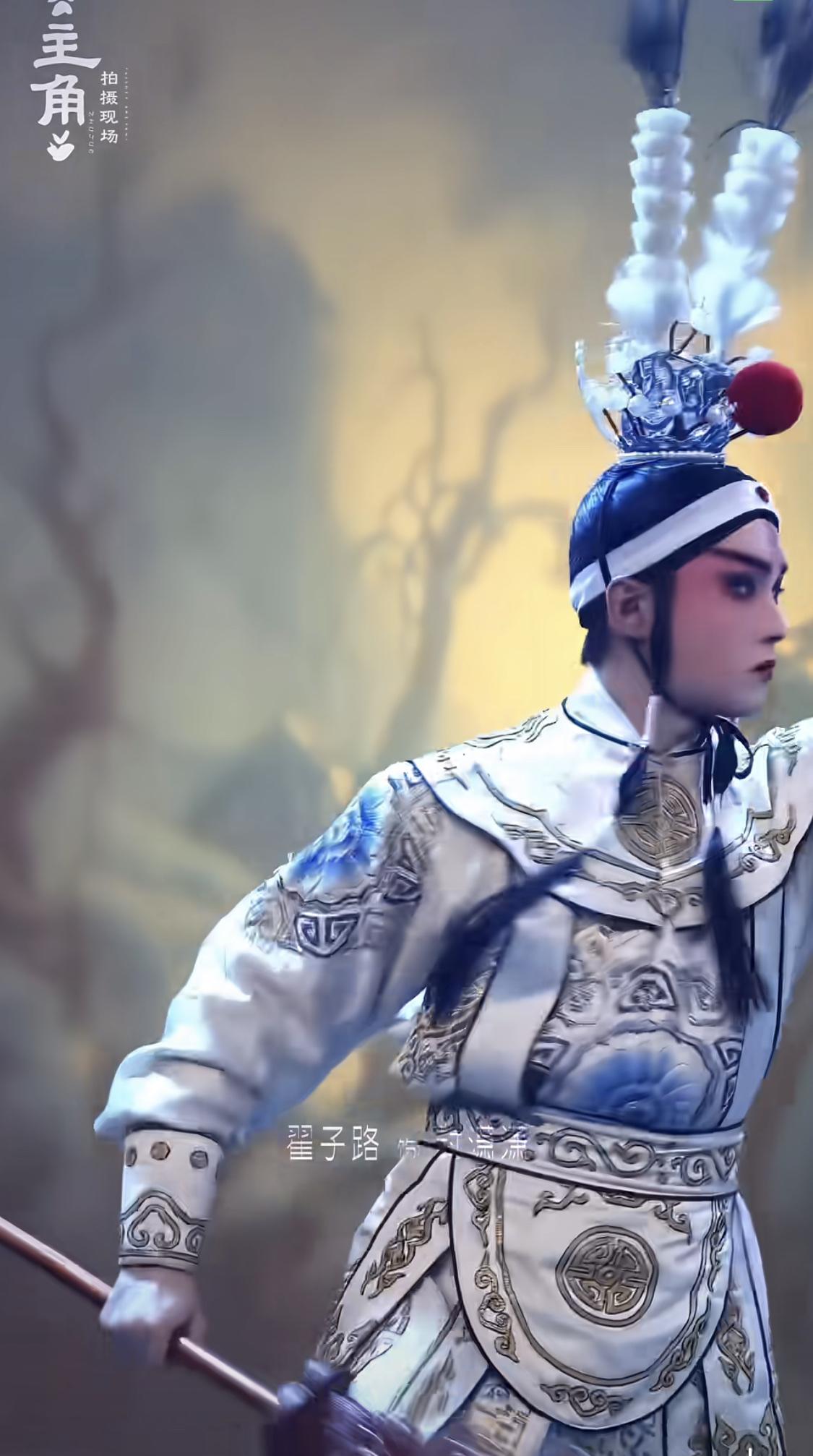 易青娥练功时，封潇潇在跳迪斯科，跟楚嘉禾看电影的时候也可开心了。封潇潇不敢不