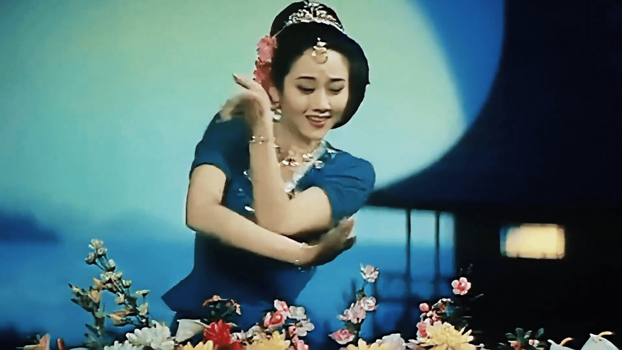 感觉年轻的杨丽萍和现在的长相一点都不搭边大家都说女大十八变我感觉是女大30变