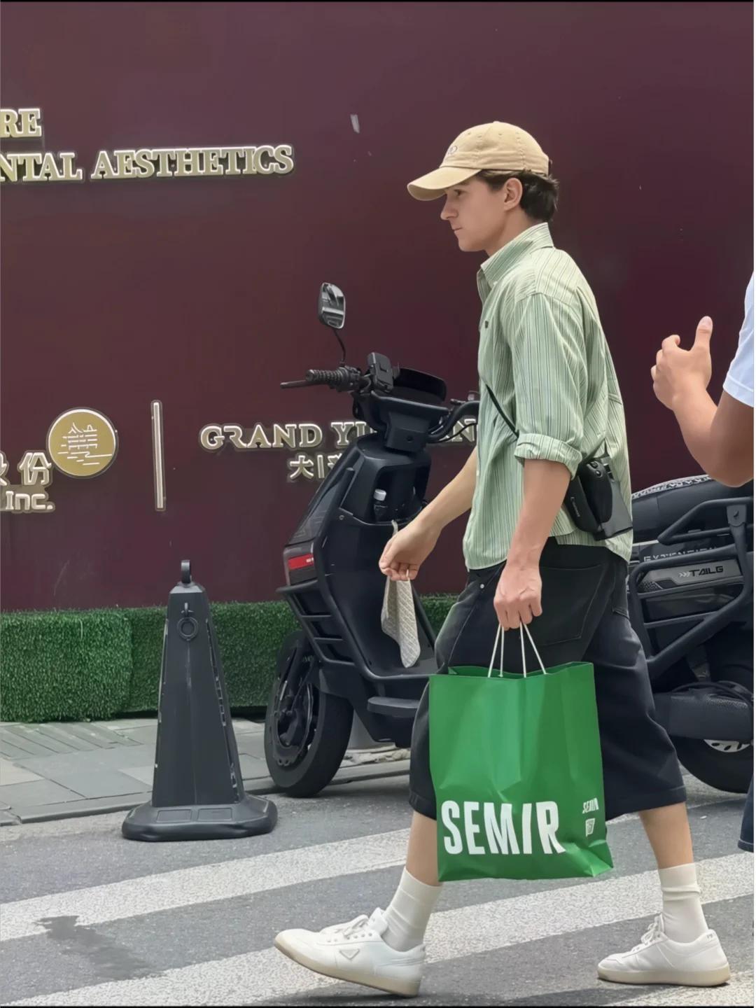 荷兰弟因为夏天太热，路边买了一条森马裤子，把森马带货了。。。真的印证了一句话：