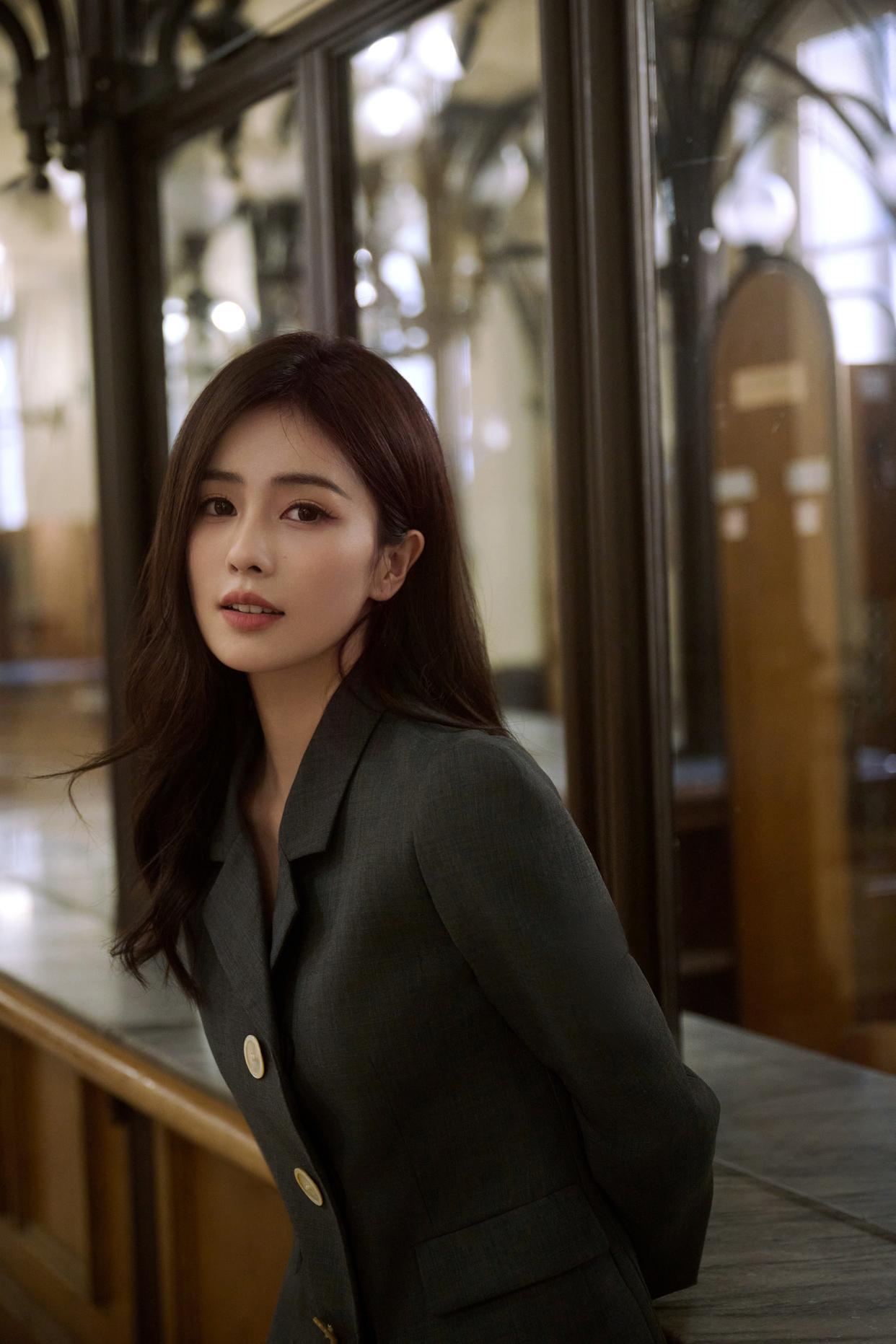 我震惊发现，十年前2015年的白鹿居然和现在能完美重合！这才是真正的妈生脸！难怪