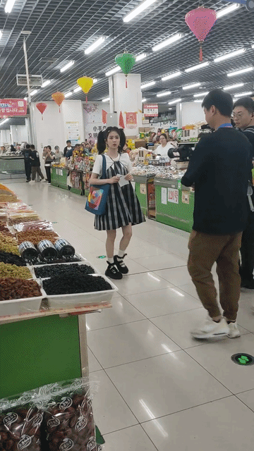 这镜头直接把白鹿拍成1.50，她身上这条裙子一定避雷，这种款式太压身高了吧，还看