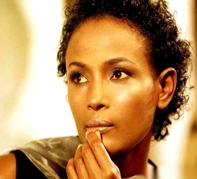 4岁，被侵犯，跑回家。她妈问的第一句话是：“羊呢？”她爸，一脸凝重，说：“看