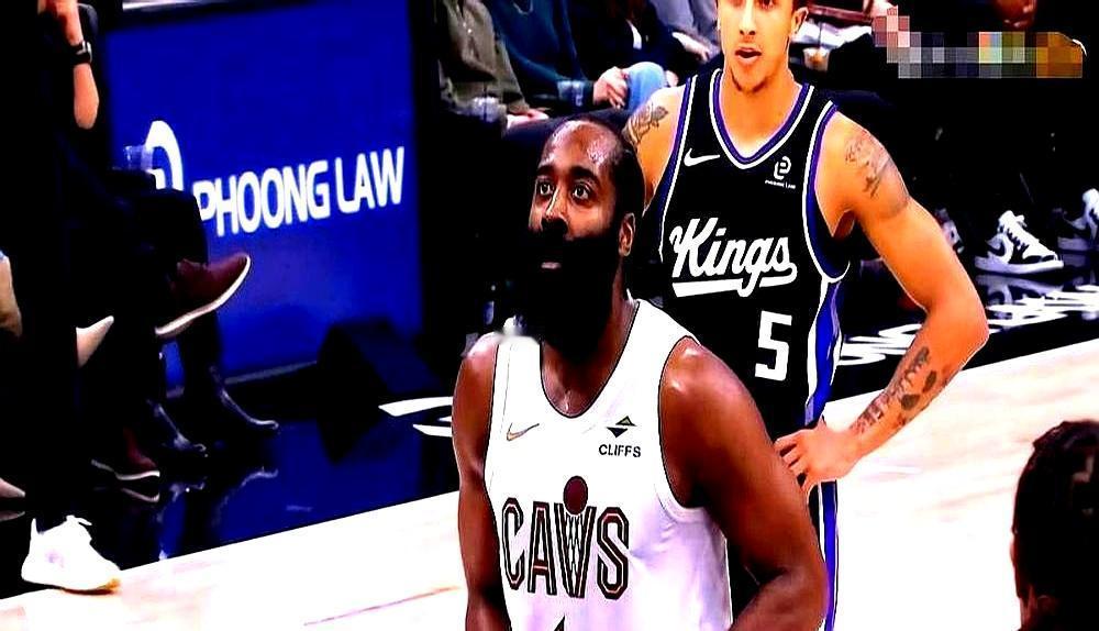 36岁的哈登，刚到骑士队，就把战术板直接递给了教练。他上场时间被摁在32分