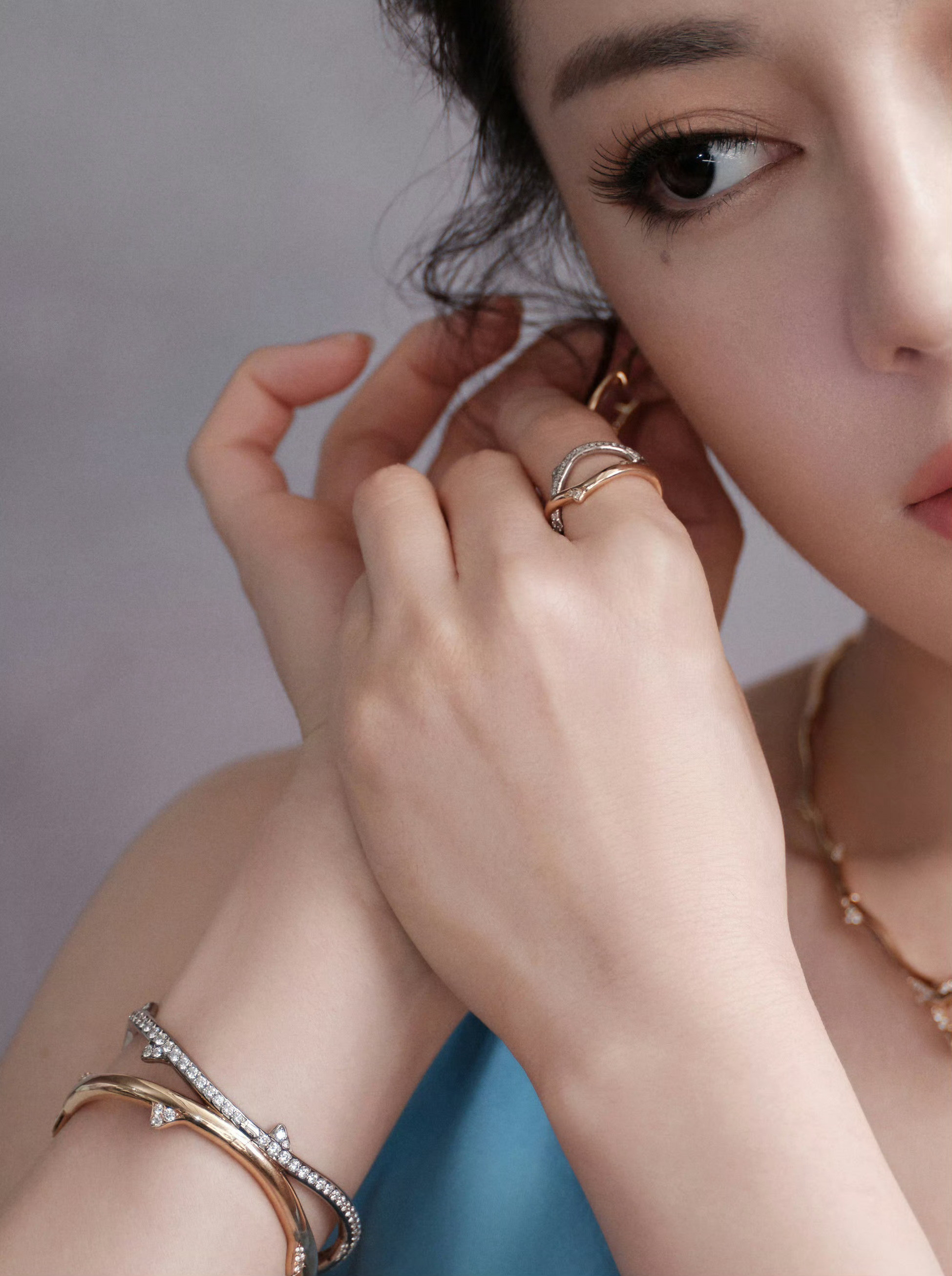 迪丽热巴迪奥2026早秋系列蓝色露肩长裙