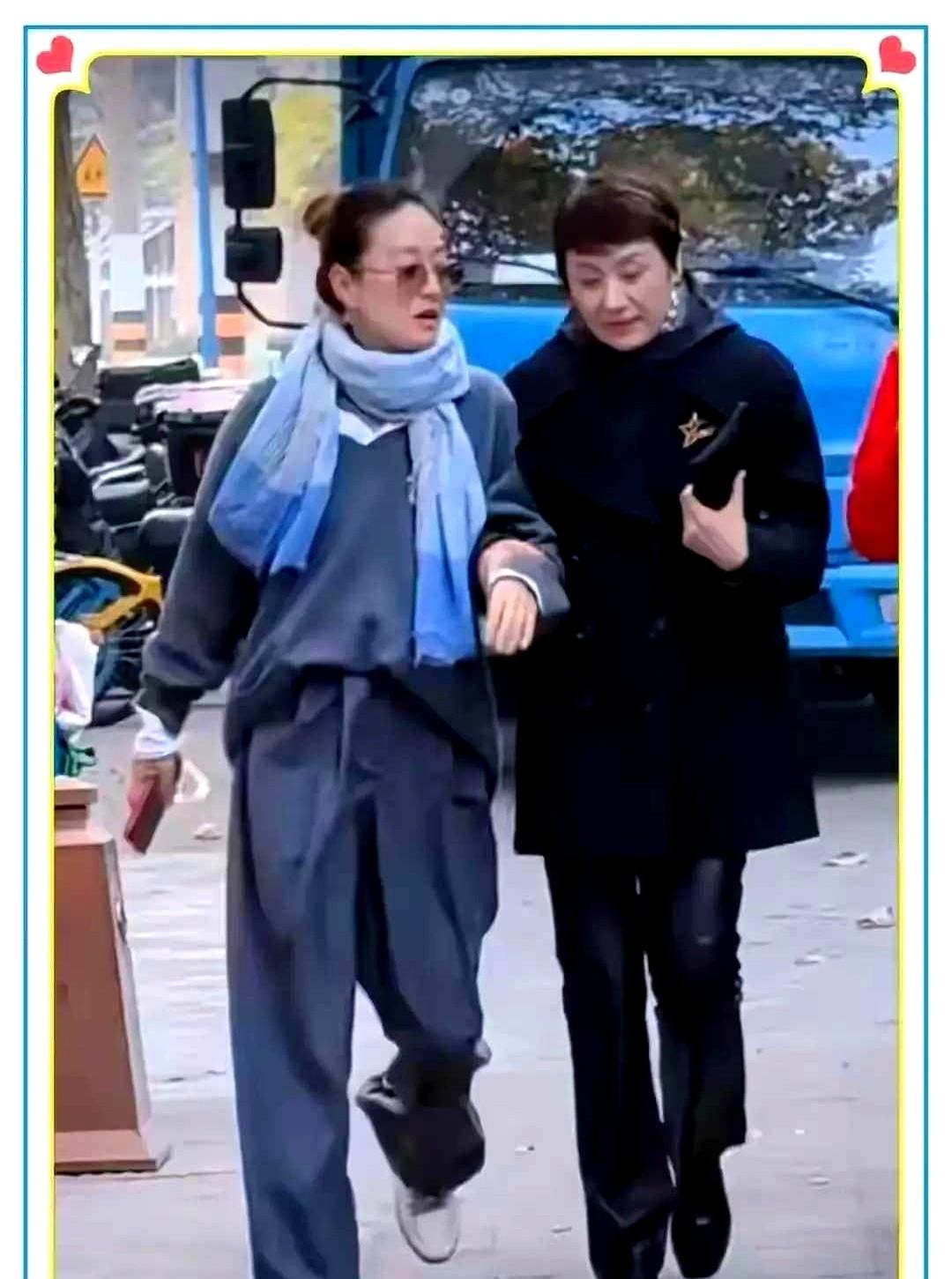 马伊琍这身穿搭，咋就上了热搜第一？戏剧学院80周年校庆，马伊琍就这么素面朝天