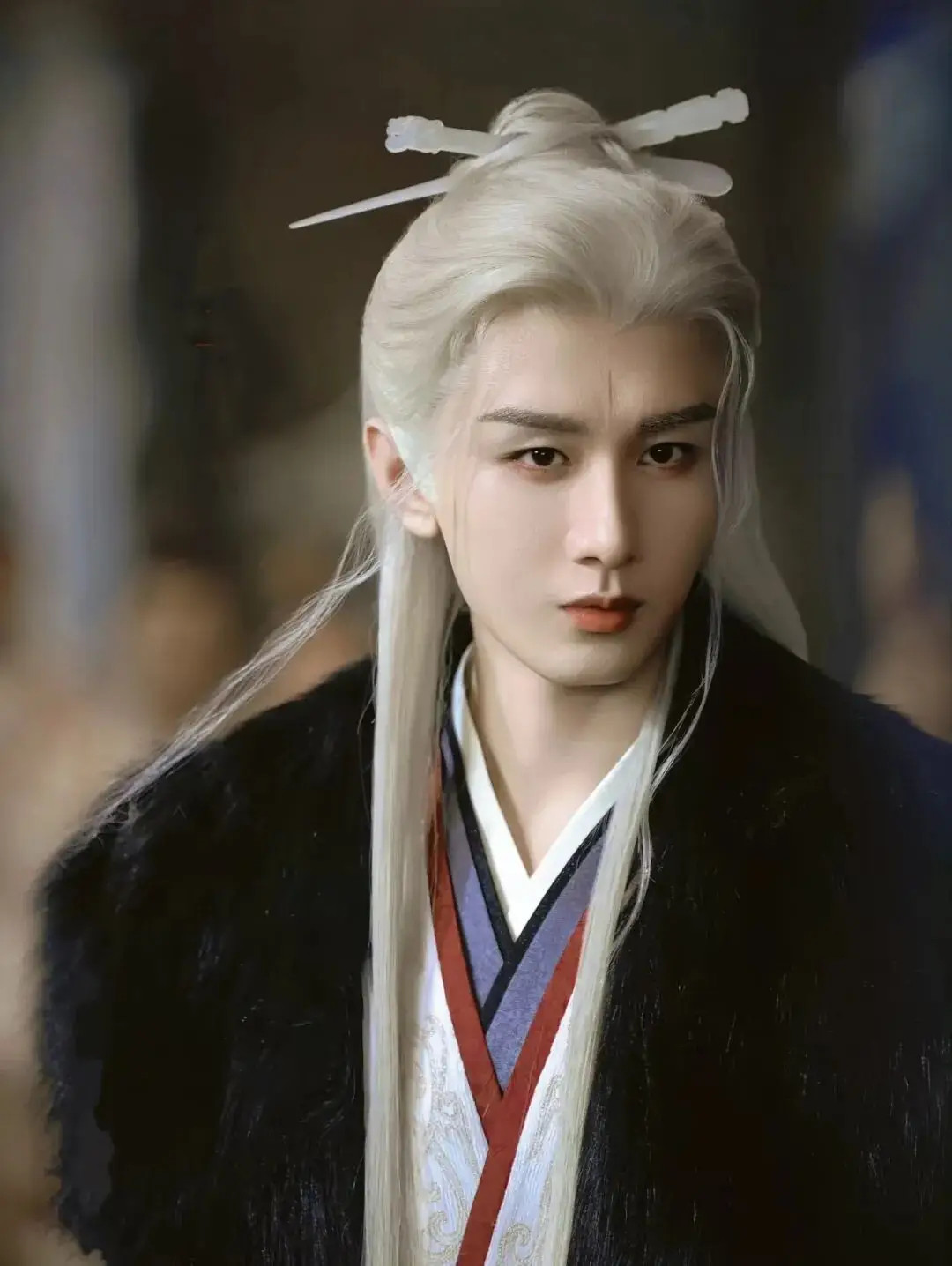 内娱白发最帅的男演员是成毅，檀健次目前无人能超越。