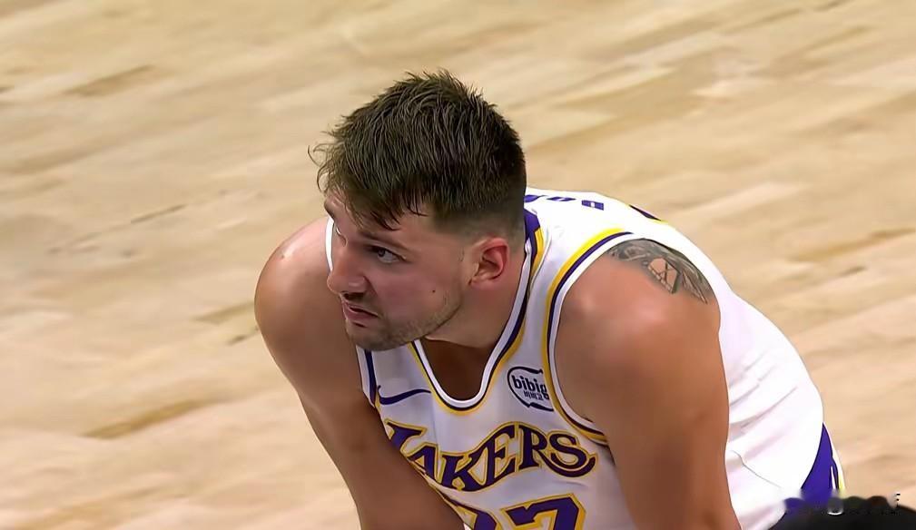 毫不留情地给湖人这3人打出不及格分数，但有2人的表现却接近满分！北京时间12月1