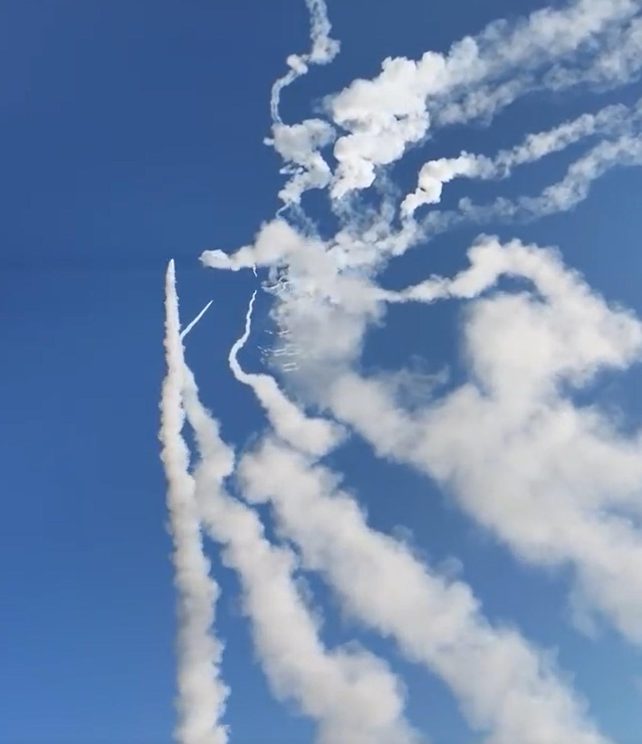 这不就来了吗！图一，是东部战区发布的远箱火发射的视角。图二图三图四，是今