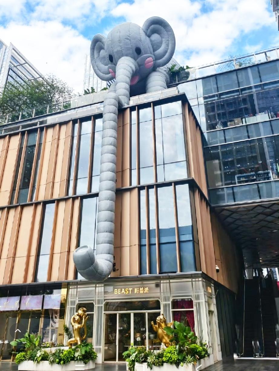 深圳南山，万象天地街区焕新了，工作日的下午人流汹涌澎湃，一片欣欣向荣的景象。里巷