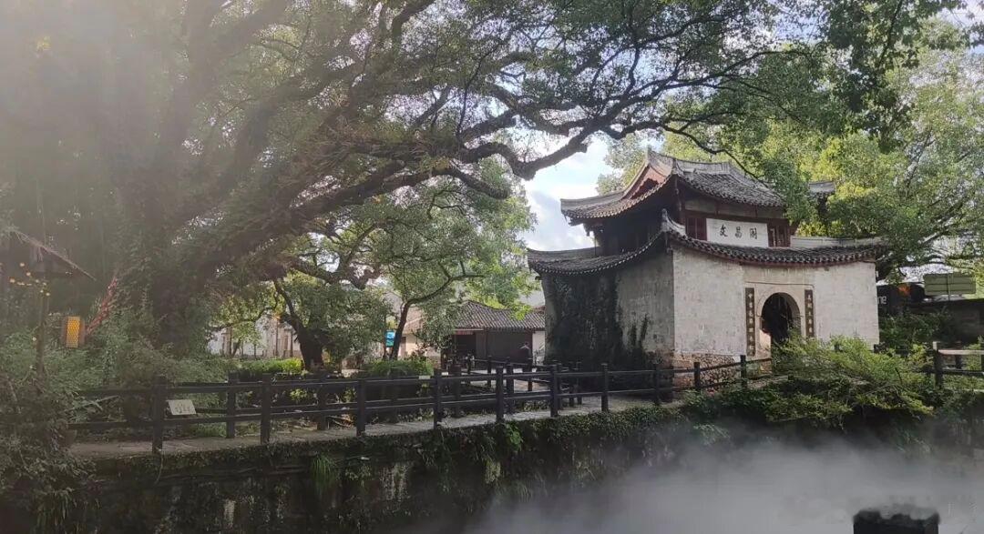 经常旅游的人都有一个共性，那就是永远对世界保有着旺盛的好奇心。不会被眼前的琐碎日
