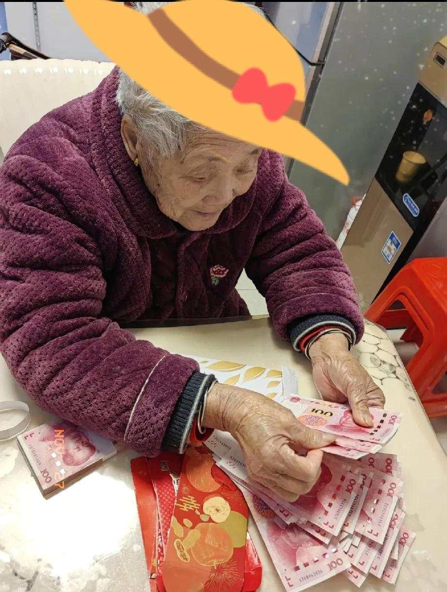 91岁老妈每月退休金7600，五年前起谁伺候一天给200，当场结账从不拖欠，我们