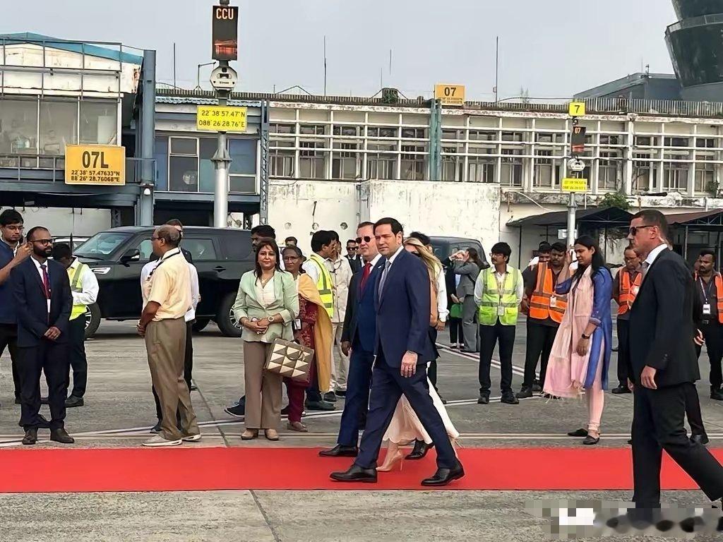 印度机场脏又差。美国国务卿鲁比奥携夫人飞抵加尔各机场，开启对印度的访问。印度给人