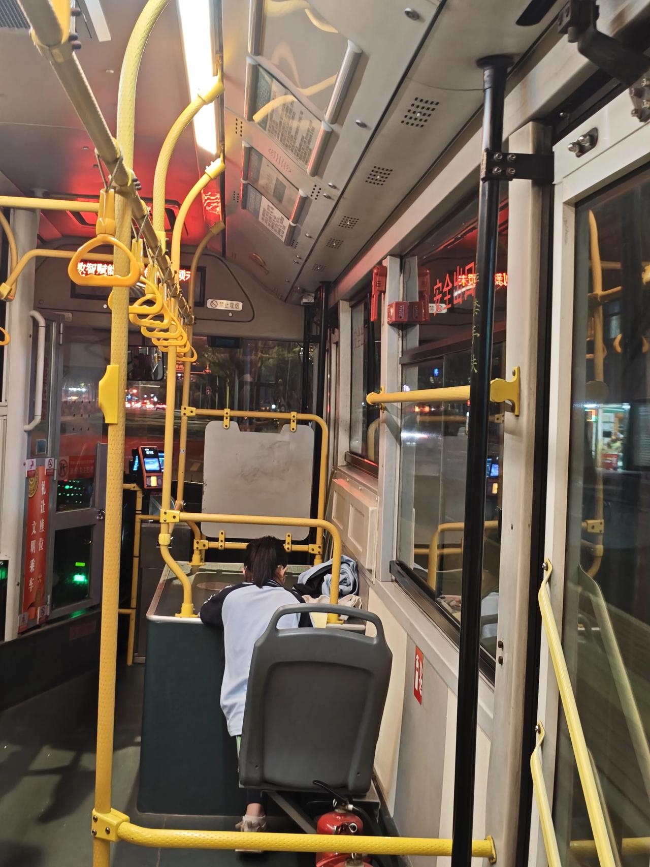 不知道其他家庭情况是怎么样的？我们家老大才小学三年级，每天为了他的作业闹得鸡飞