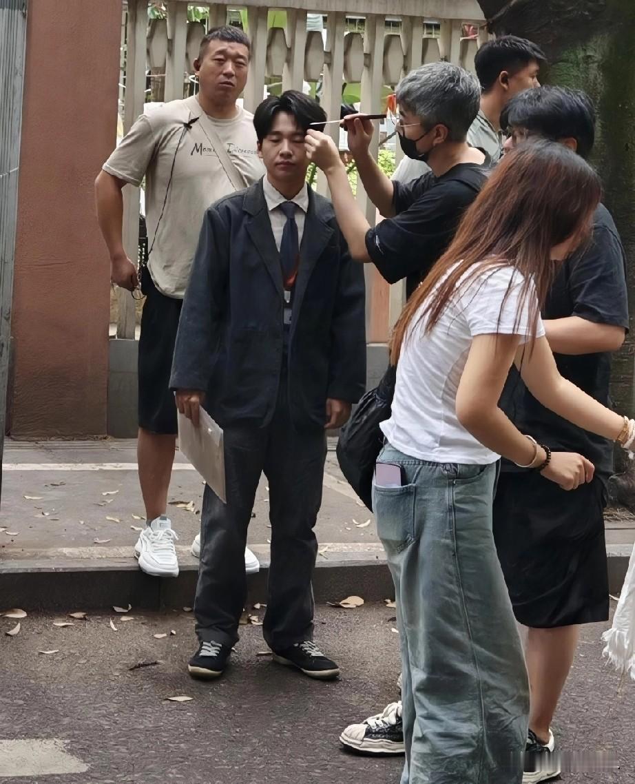 都说打虎亲兄弟，上阵父子兵。可相声圈这对最出名的父子，却愣是活成了“堂前敬孝