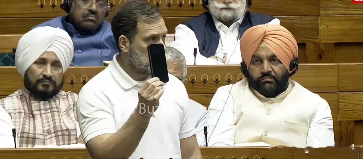 印度国会反对党议员拿着iPhone当众“打脸”莫迪政府：“别吹‘印度制造’了，这