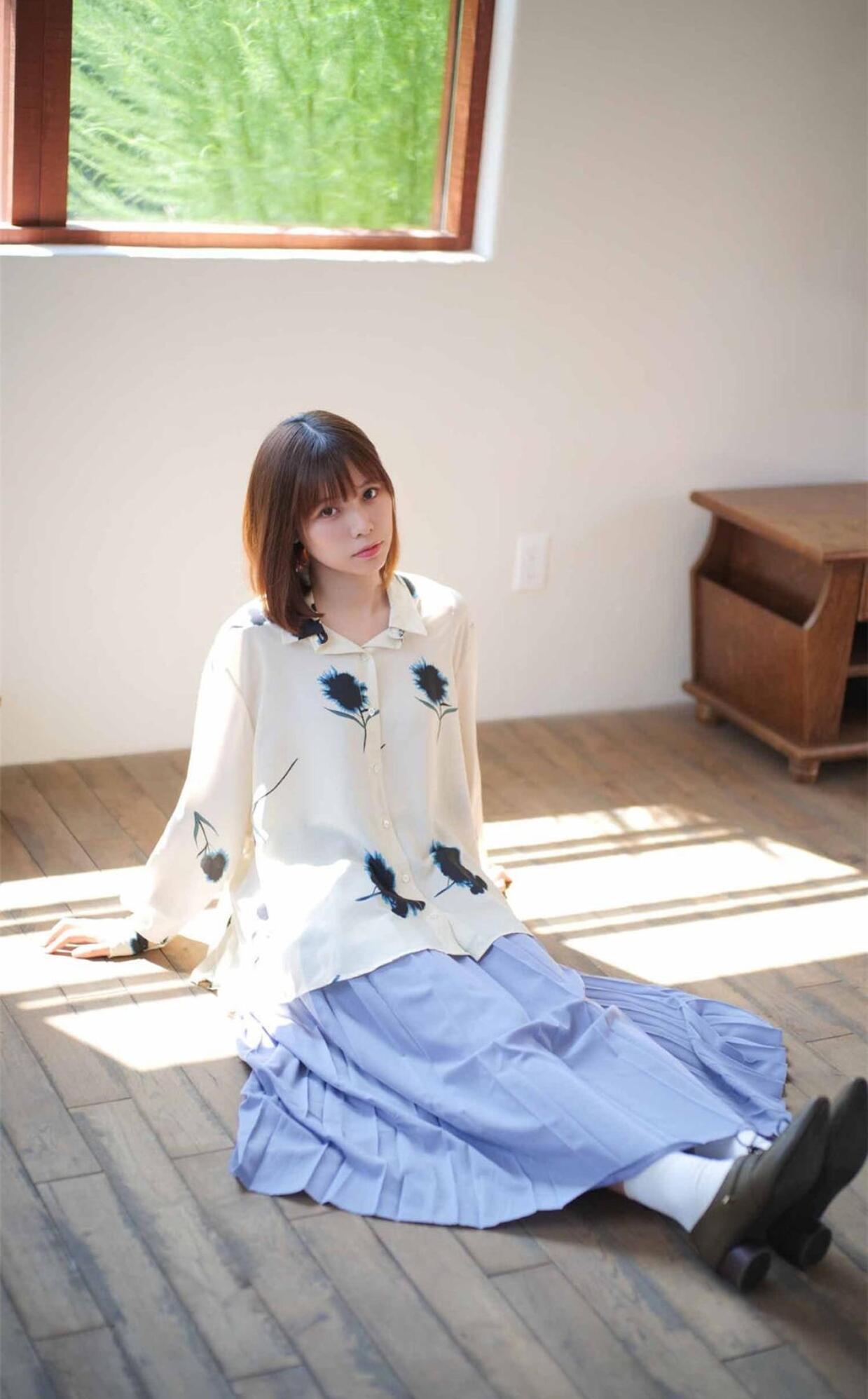 清新少女风，复古文艺穿搭，自然光下更显温柔甜美女孩。温柔系少女穿搭