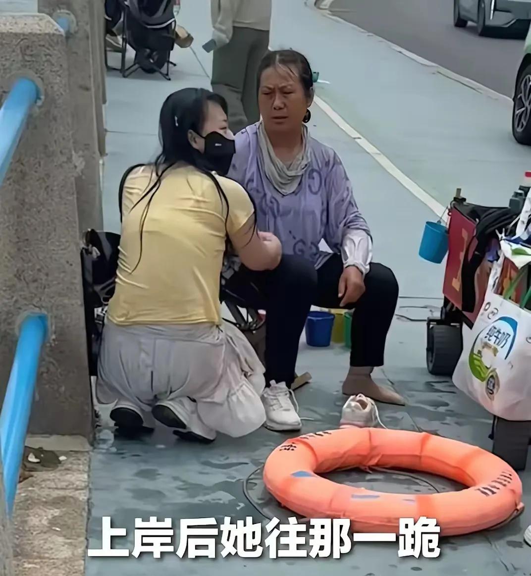 在青岛为捡手机而落水女孩被55岁摆摊大姨救起后续让人唏嘘:1.摆摊卖玉米的大姨不