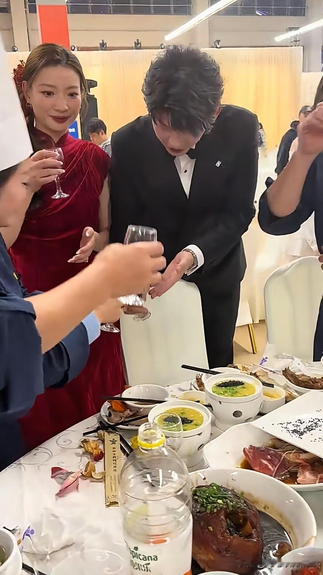 黄雅琼穿着红色的敬酒服，一看就很好放大气[呲牙笑]黄雅琼不愧是运动员，大大方方