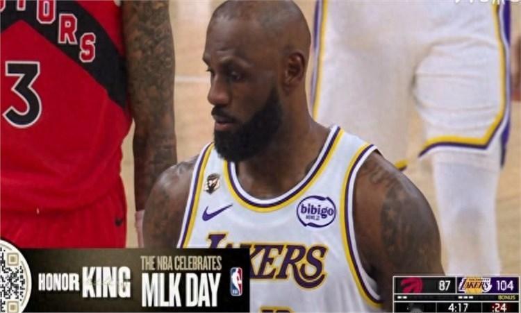 那位坐在场边的老记者低声说：“詹姆斯第四节那记隔扣，简直是把猛龙的士气扣碎了。”