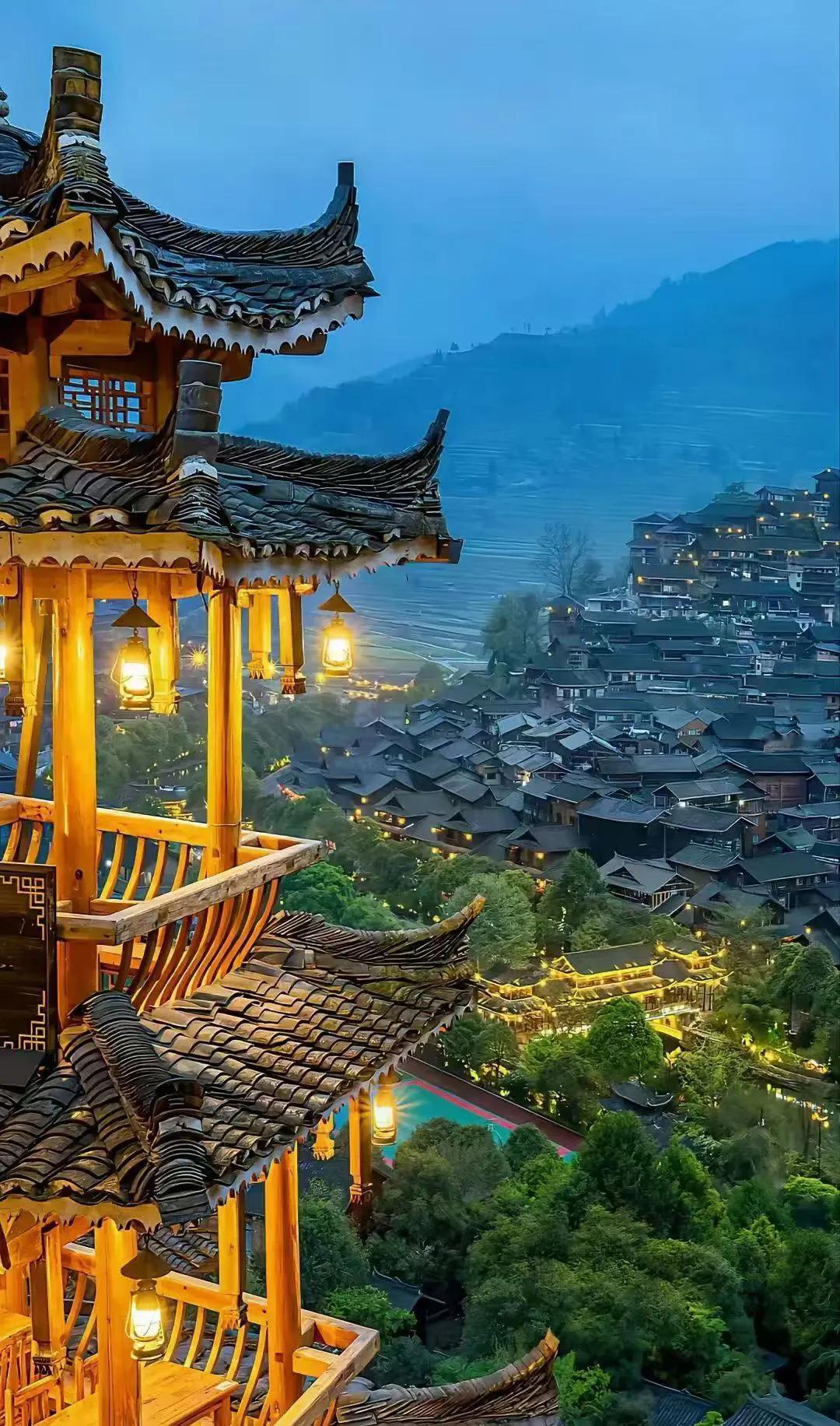 早上好呀！当看到西江千户苗寨的这美景，错落的吊脚楼间，马灯散发暖黄光晕，让我联想