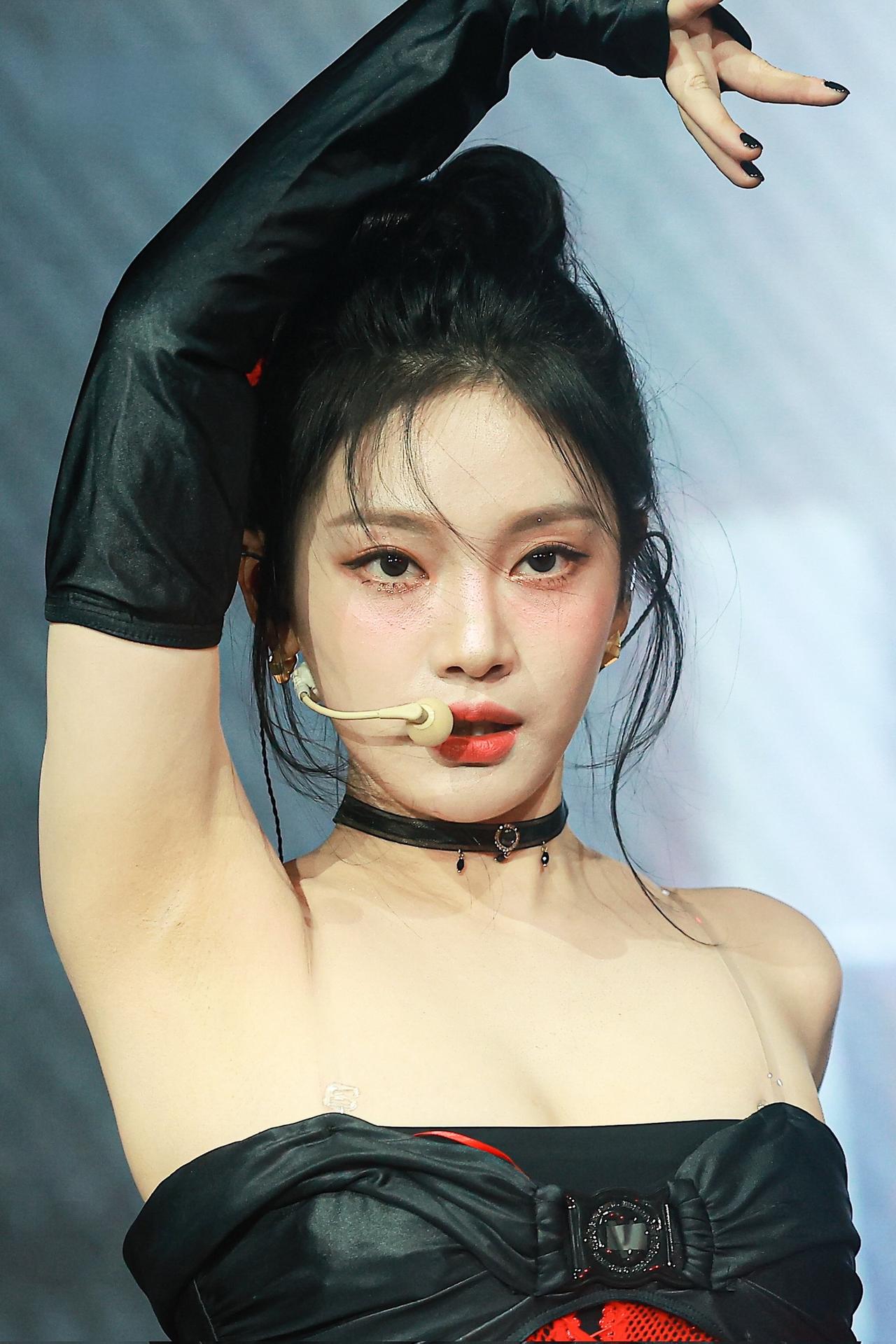 宁艺卓，好光滑的一张脸！宁艺卓身材你品你细细的品我的魅力不止一面腋下管理