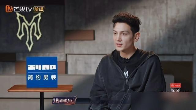 艾热在综艺里跟个傻子一样愣在原地，阿云嘎张彬彬也没好到哪去，仨人连规则都没听懂就出局了。击球环节，别