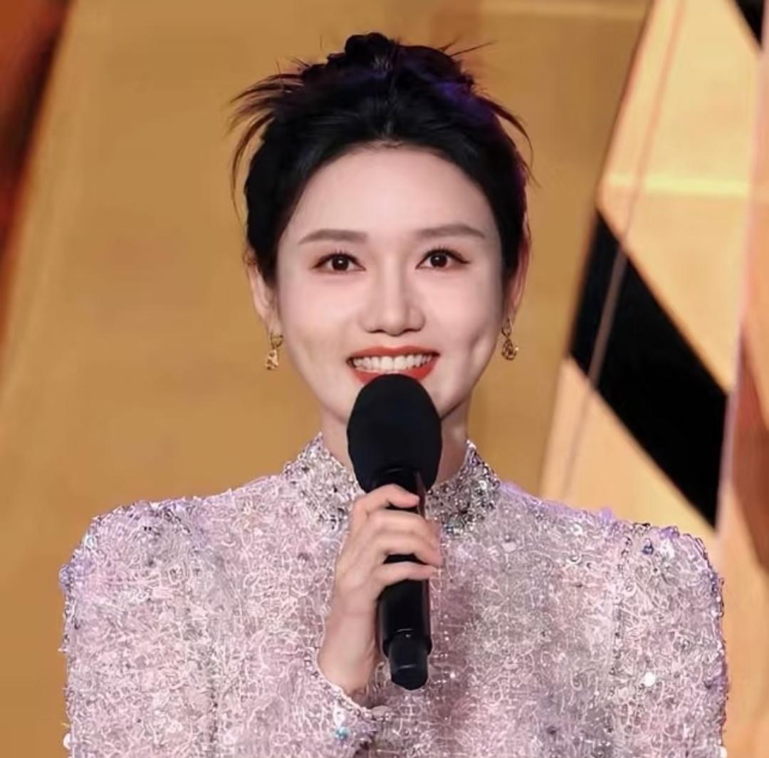 龙洋春晚落泪上热搜殊不知，那句“没有遗憾了”她用了五年才说出口春晚落幕