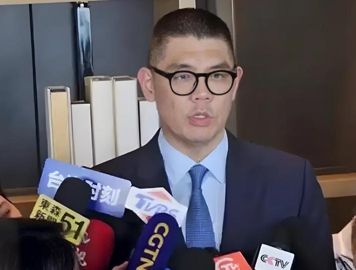 “亲美友日和中”这是多么刺耳的六个字啊！果然，铁骨铮铮连胜文，在听到这六个字之
