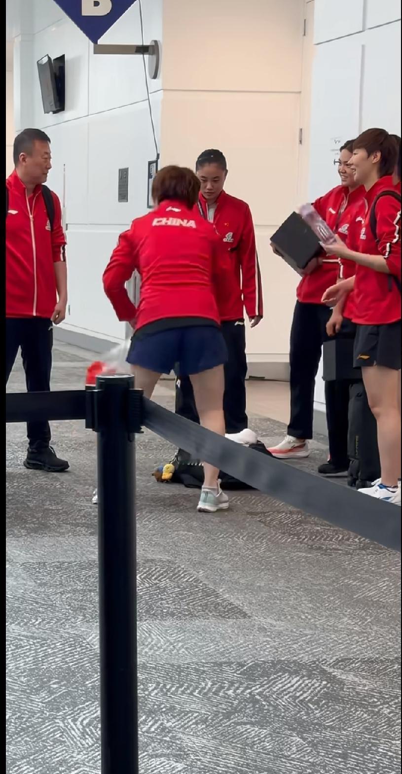 夺冠后的曼昱，藏不住的开心✨美国大满贯女双夺冠，镜头里的王曼昱太可爱了！