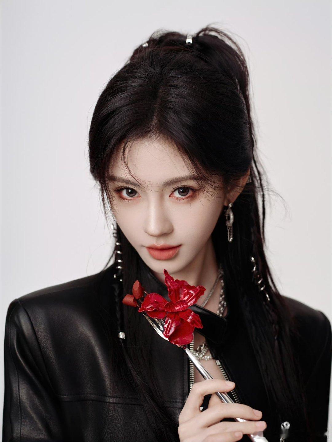 谁发现啦鞠婧祎的这朵花是口红做的这个小巧思好厉害