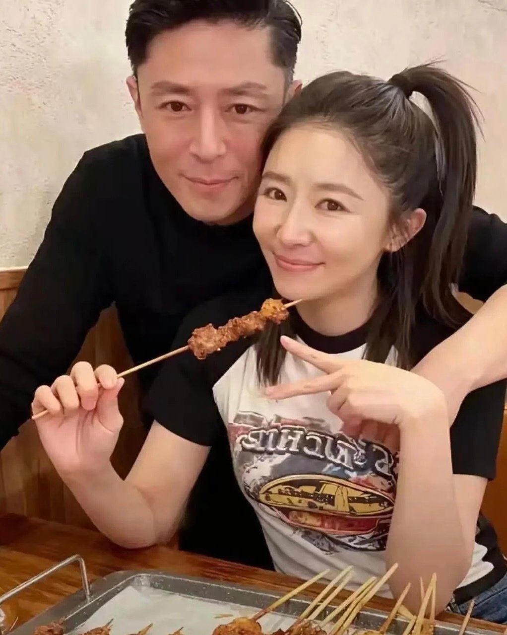 林心如霍建华素颜同框，褪去镜头滤镜，真实状态一目了然​