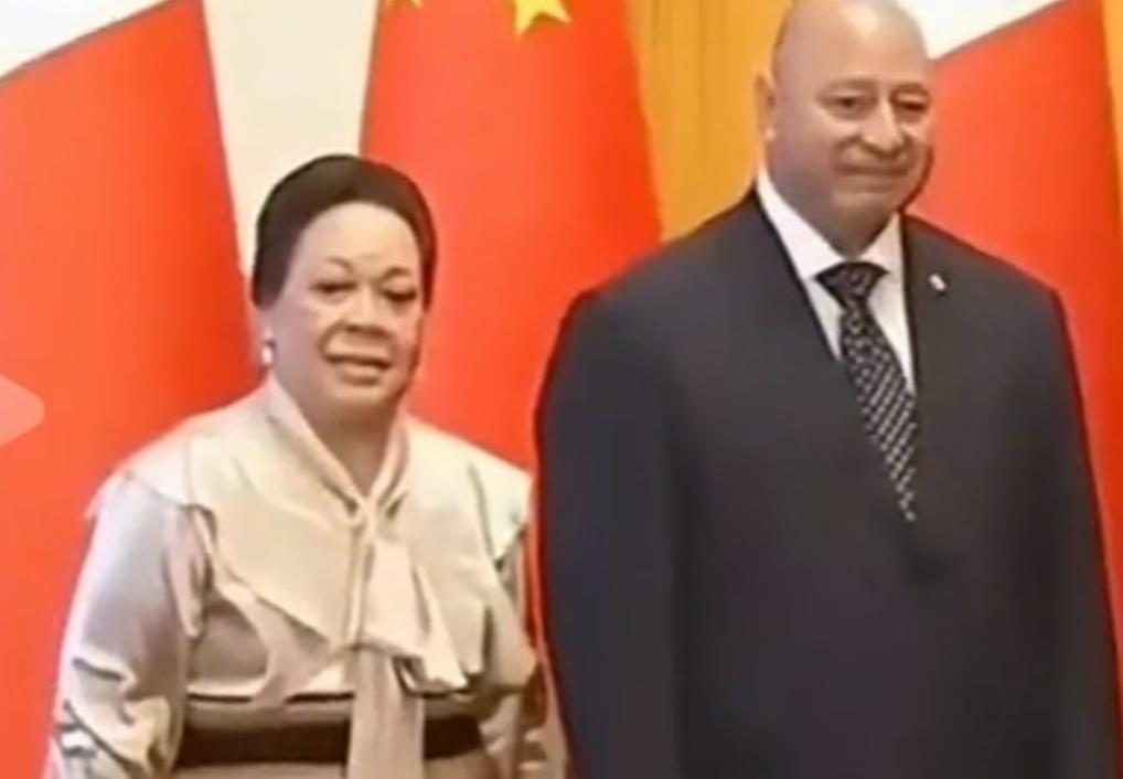 汤加国王和王后访华。查了一下，汤加是太平洋上一个小国家，人口10万。这欢迎阵