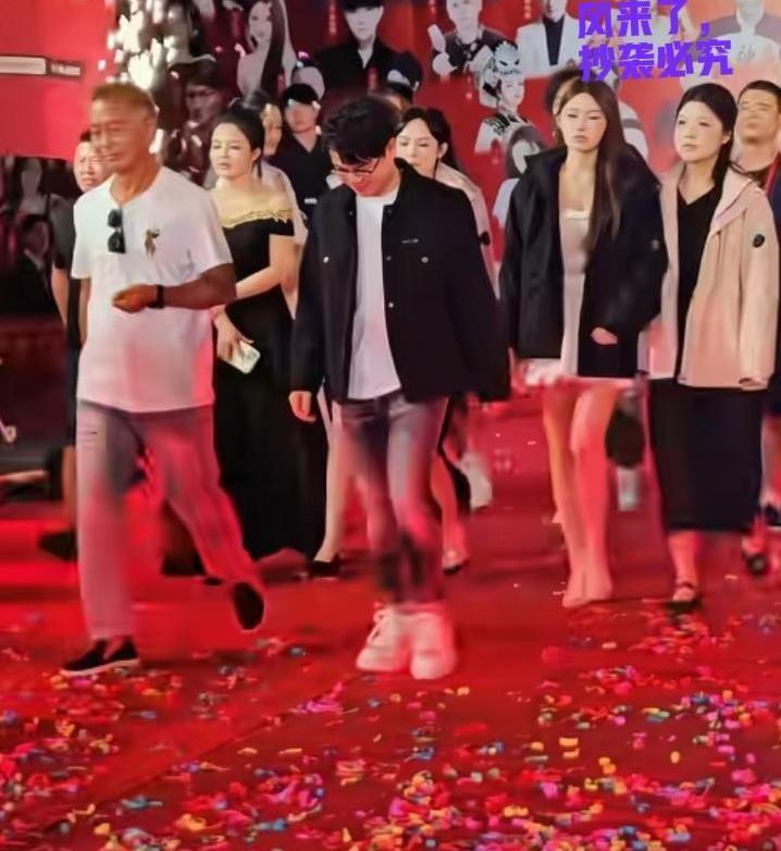 “流浪大师”沈巍又被推到了风口浪尖。这次不是因为他又捡了什么书看，而是一脸不情