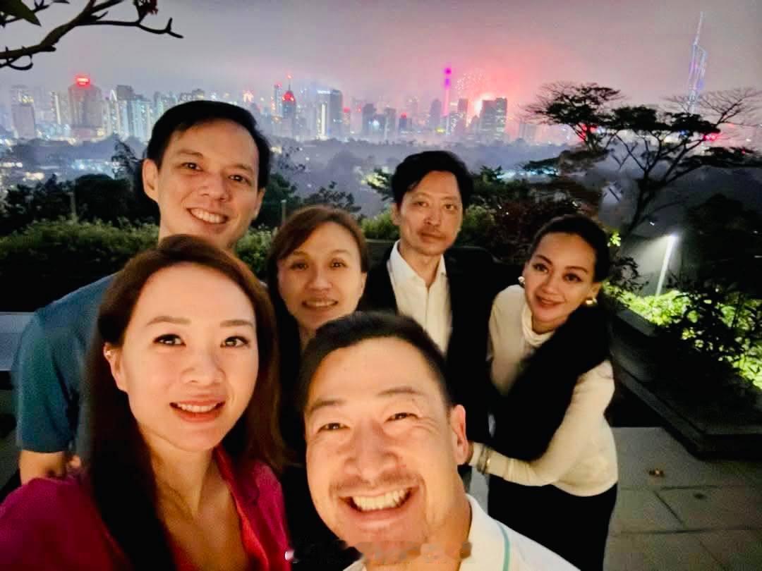 王室王室泰国王室小三和儿子镇宅三哥和朋友共度新年，未婚妻终于露脸了