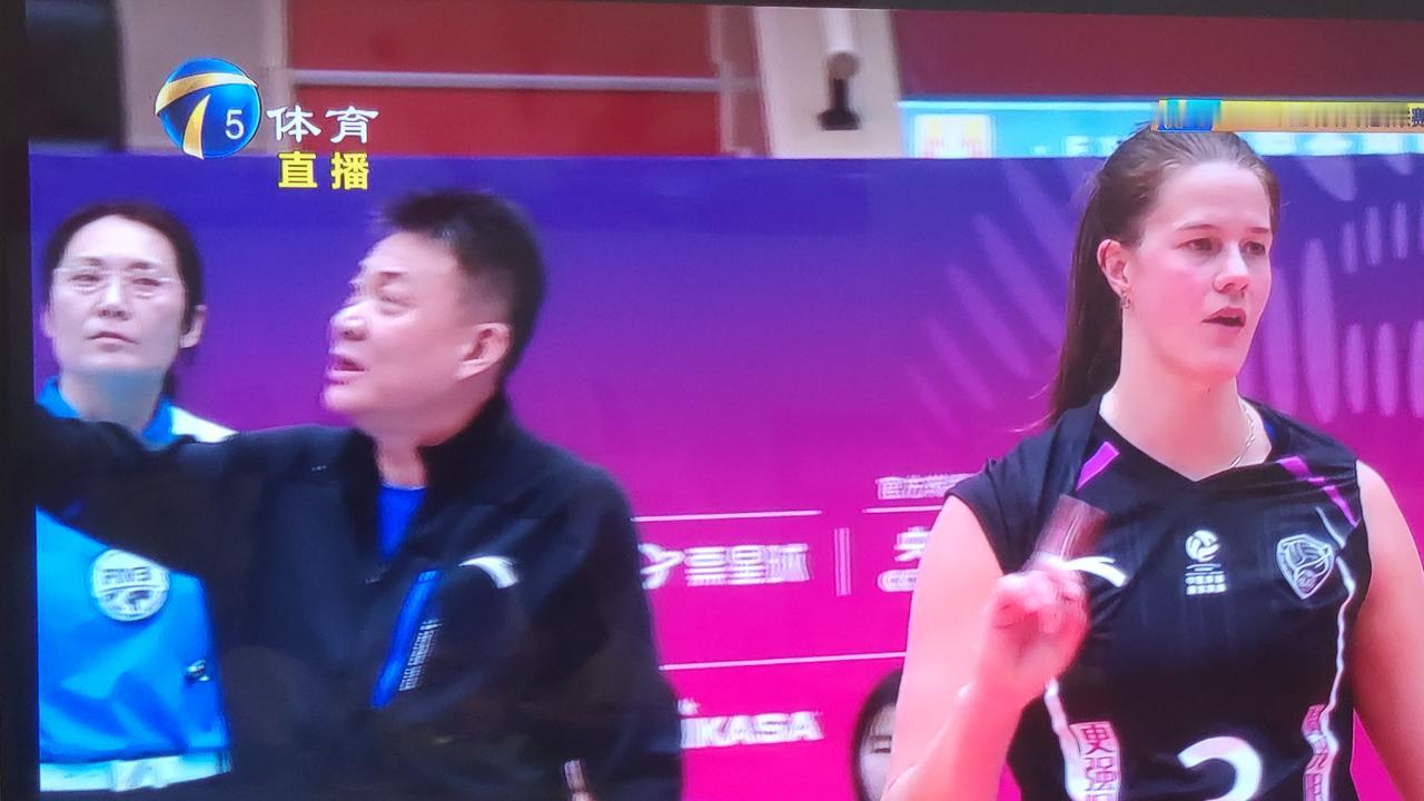小苹果袁心玥惊喜出现在比赛现场！蔡斌第二局黄牌！第二局比赛天津女排巴西娜塔莉亚扣