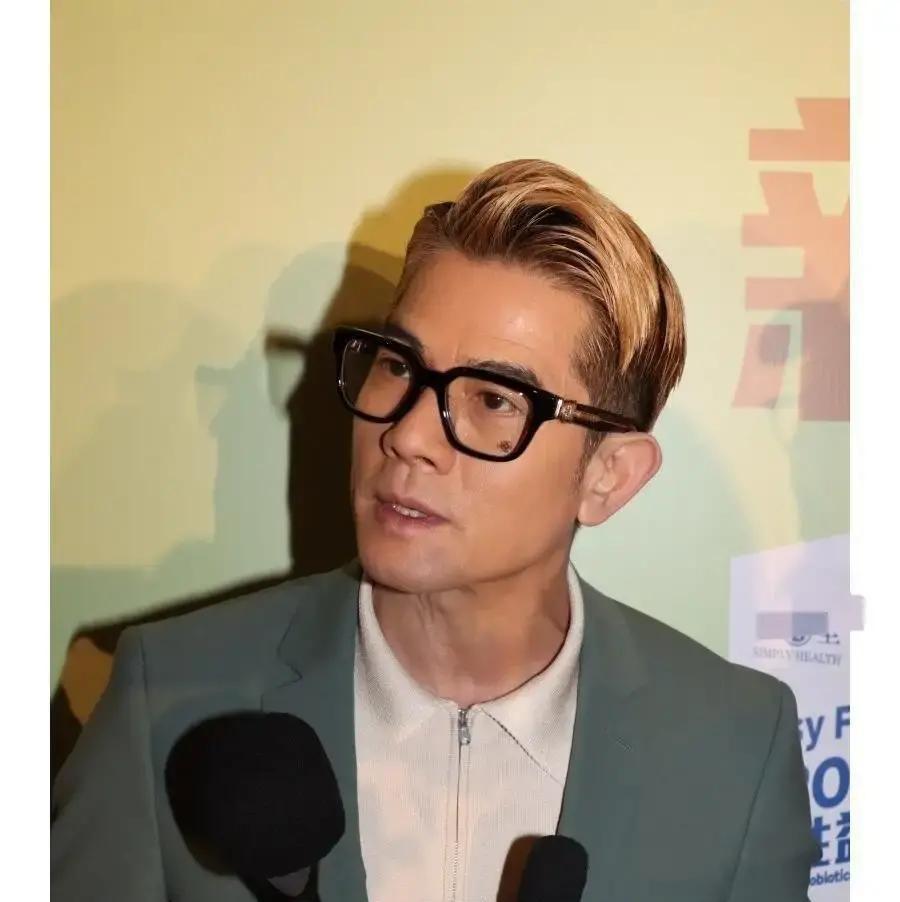 他让整个香港都闭嘴了。记者追问郭富城：“三胎都是女儿，遗憾吗？”他抱起小女儿，