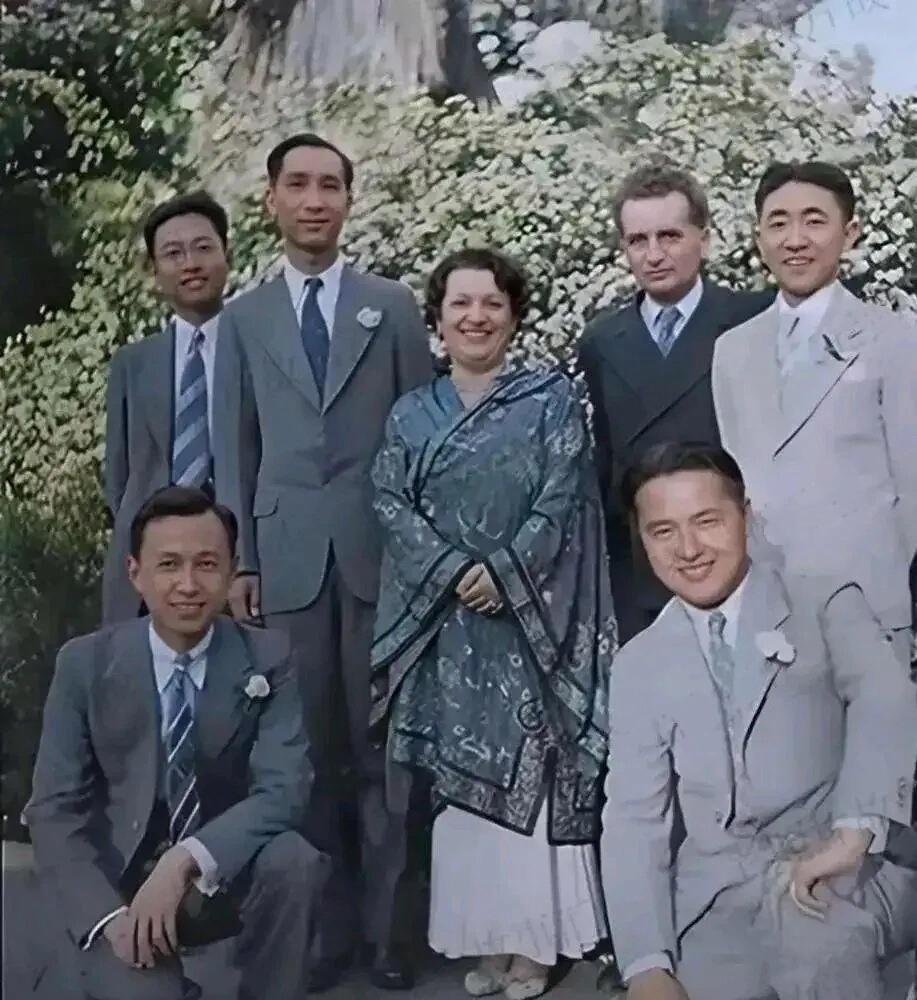 1938年，在美留学的钱学森和导师冯·卡门兄妹，以及其他中国学子的珍贵合影，也就