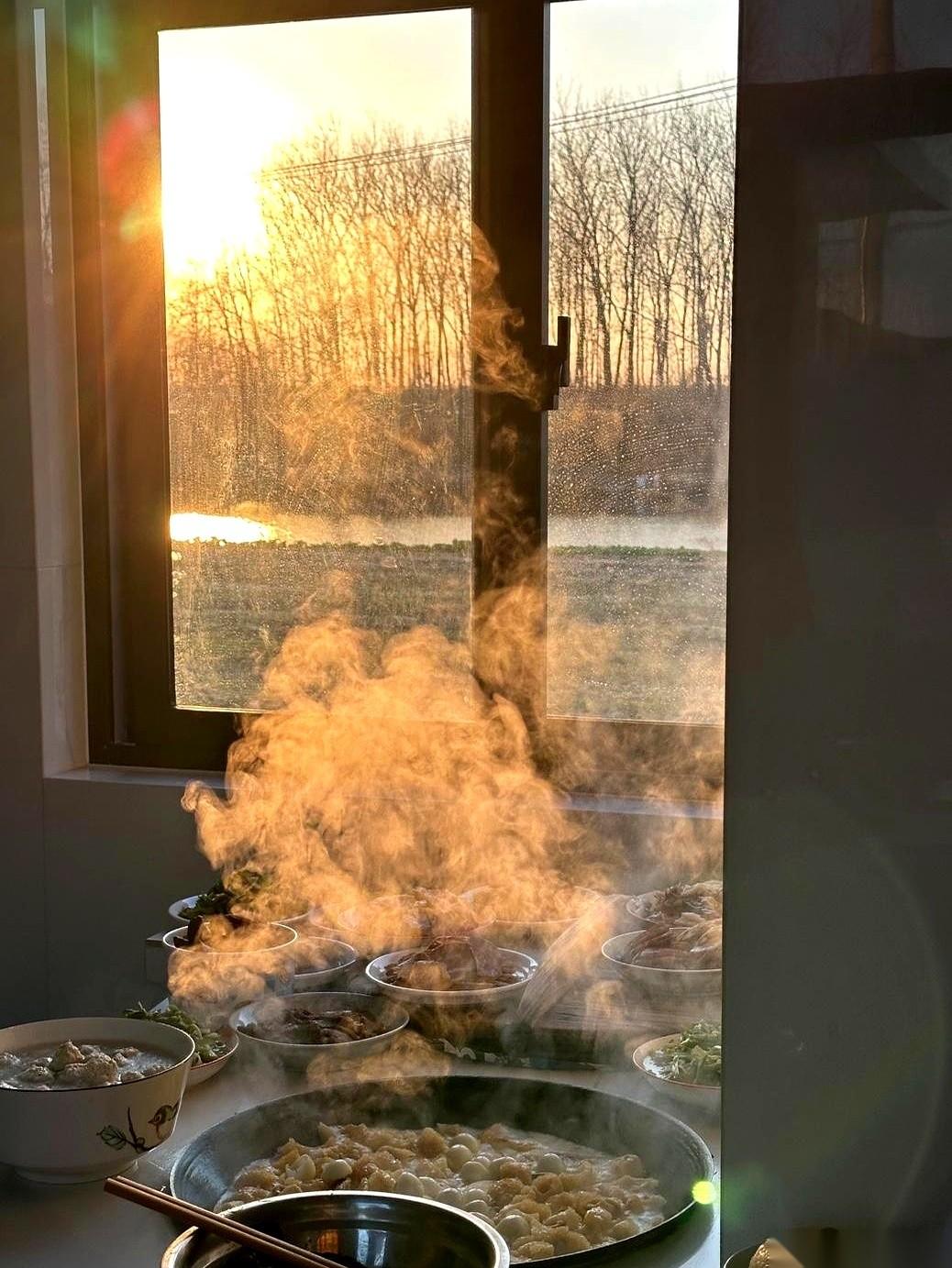 过年的规矩，好像要变天了。第一件反常的事，可能就出现在你家门口。大年三十，那扇