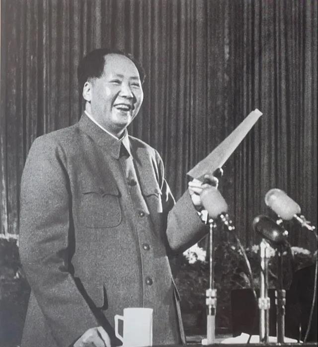 1955年，毛主席说：我们的目标是超过美国，时间也许是75年。当时毛主席说下这段