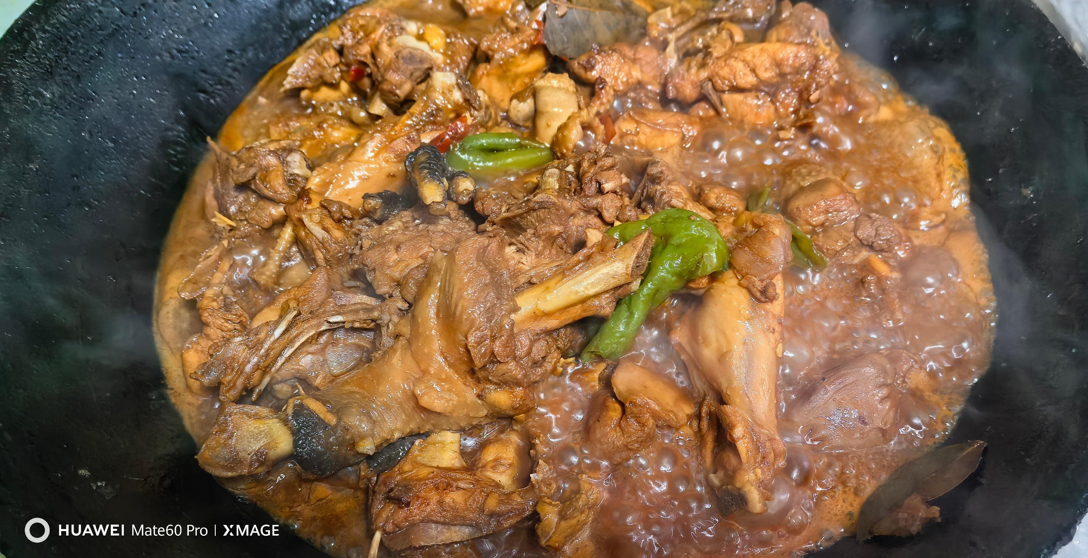 黄焖鸡和毛豆蛋汤我的红烧菜，他们是越来越喜欢了。新鲜毛豆的吃法太多，可以和仔鸡或