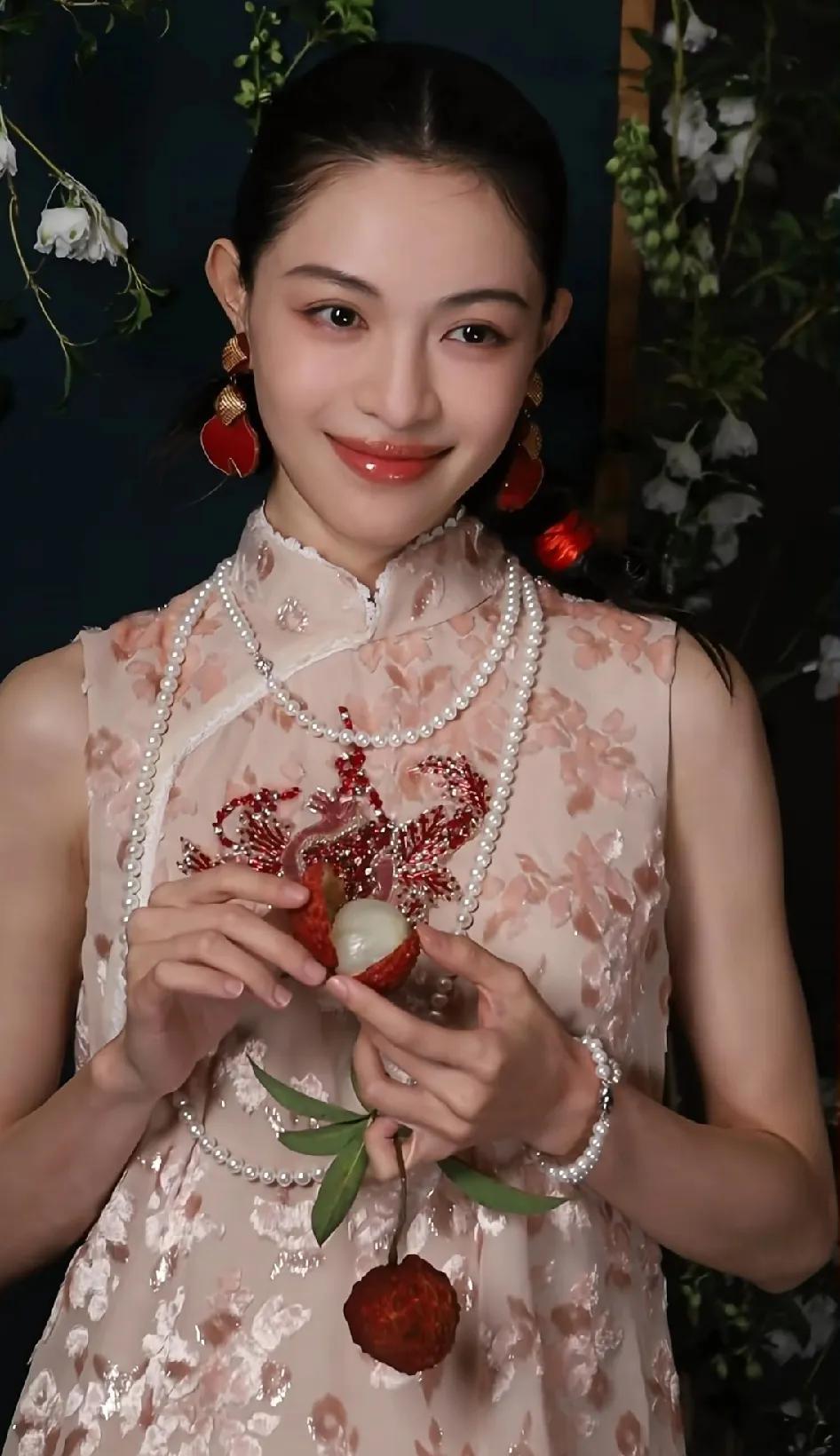 是谁说广东不出美女的？拜托来看看钟楚曦好吗？一位大气上档次的岭南美女，被钟楚